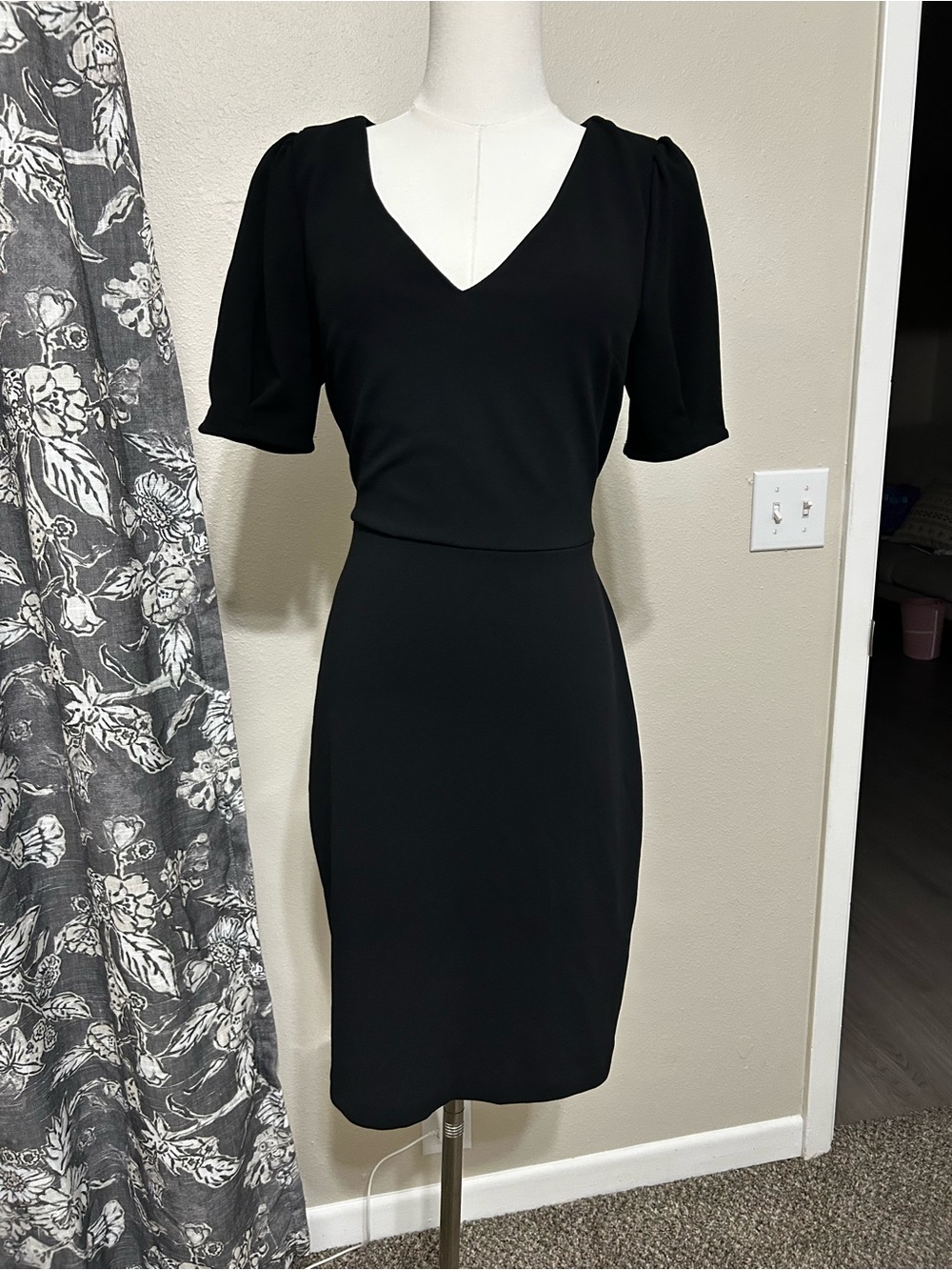 EXPRESS Black Fitted Dress – V-Neck Puff Sleeves – Tie Back
